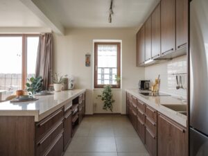 Elegancka aranżacja kuchni z brązowymi meblami i marmurowym wykończeniem