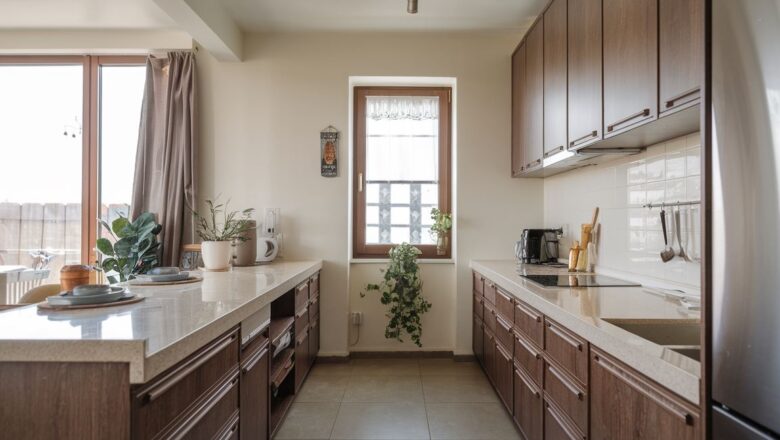 Jaki blat do brązowych mebli kuchennych? Przewodnik po kolorach i materiałach